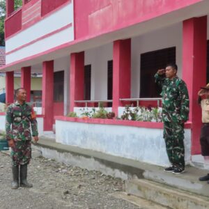 Personel Satgas TMMD Kodim 1710/Mimika Berikan Pelatihan PBB Kepada Siswa-Siswi SD Pigapu