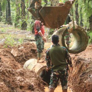 TMMD Kodim 1009 Tanah Laut Pasang Gorong-gorong Atasi Genangan Air TMMD Kodim 1009 Tanah Laut Pasang Gorong-gorong Atasi Genangan Air