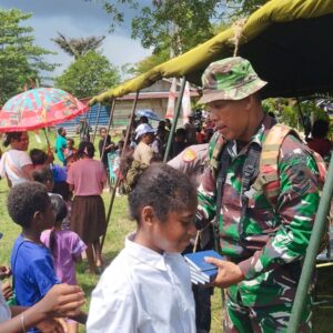 Satgas TMMD Ke-124 Kodim 1802/ Sorong, Laksanakan Pembagian Alkitab pada Anak-anak Sekolah Minggu Satgas TMMD Ke-124 Kodim 1802/ Sorong, Laksanakan Pembagian Alkitab pada Anak-anak Sekolah Minggu