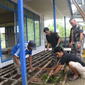 Satgas TMMD Kodim 1002 dan Warga Lanjutkan Rehab Langgar Darussalam Satgas TMMD Kodim 1002 dan Warga Lanjutkan Rehab Langgar Darussalam