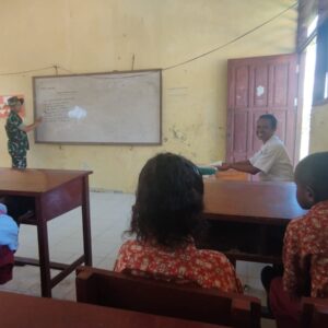 Mengisi Waktu Luang, Satgas TMMD Ke-124 Kodim 1802/ Sorong, Mengajar Membaca Siswa SD Immanuel Yeflio Mengisi Waktu Luang, Satgas TMMD Ke-124 Kodim 1802/ Sorong, Mengajar Membaca Siswa SD Immanuel Yeflio