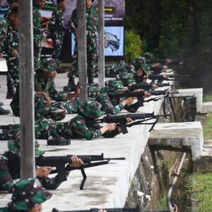 Asah Naluri Tempur, Prajurit Lantamal XIV Laksanakan Latihan Menembak Asah Naluri Tempur, Prajurit Lantamal XIV Laksanakan Latihan Menembak