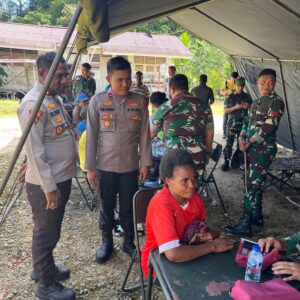 Kodim 1809 Gelar Pengobatan Massal di Kokas, Kapolres Maybrat Turut Dukun Kodim 1809 Gelar Pengobatan Massal di Kokas, Kapolres Maybrat Turut Dukun