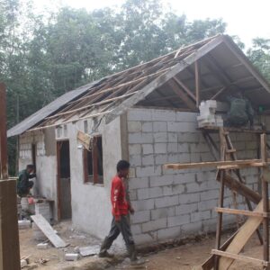 Satgas TMMD Kodim 1009/Tla Plester Dinding Rumah Pak Cahyo Satgas TMMD Kodim 1009/Tla Plester Dinding Rumah Pak Cahyo