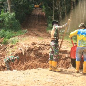 Panas Terik Tak Halangi Semangat Satgas TMMD 124 Kodim Tanah Laut Bangun Box Culvert Panas Terik Tak Halangi Semangat Satgas TMMD 124 Kodim Tanah Laut Bangun Box Culvert