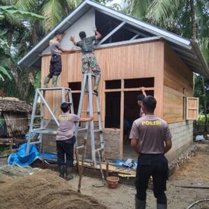 TMMD Kodim 1002/HST Lanjutkan Rehab RTLH, Penutup Atap Dipasang TMMD Kodim 1002/HST Lanjutkan Rehab RTLH, Penutup Atap Dipasang