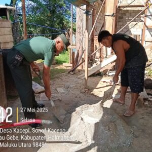 Meringankan Beban Warga Yang Sedang Membangun Rumah, Babinsa Desa Kacepi Ramil 1512-03/Gebe Terjun Langsung Meringankan Beban Warga Yang Sedang Membangun Rumah, Babinsa Desa Kacepi Ramil 1512-03/Gebe Terjun Langsung
