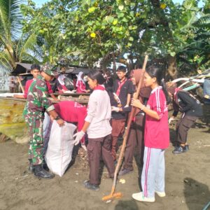 Tumbuhkan Kepedulian Sejak Dini, Babinsa Ajak Siswa Bersihkan Pantai Tumbuhkan Kepedulian Sejak Dini, Babinsa Ajak Siswa Bersihkan Pantai