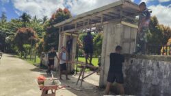 Satgas TMMD Ke-124 Kodim 1802/ Sorong bersama warga bergotong-royong, Bangun Gapura Gereja di kampung Yeflio