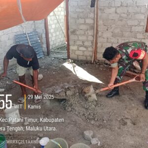Sinergi TNI Bersama Rakyat, Babinsa Koramil 1512-02/Patani Bantu Pengecoran Lantai Rumah Warga desa binaan. Sinergi TNI Bersama Rakyat, Babinsa Koramil 1512-02/Patani Bantu Pengecoran Lantai Rumah Warga desa binaan.