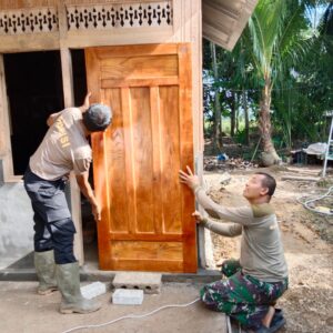 Rehab RTLH TMMD Kodim 1002/HST Masuki Tahap Pemasangan Pintu Rehab RTLH TMMD Kodim 1002/HST Masuki Tahap Pemasangan Pintu