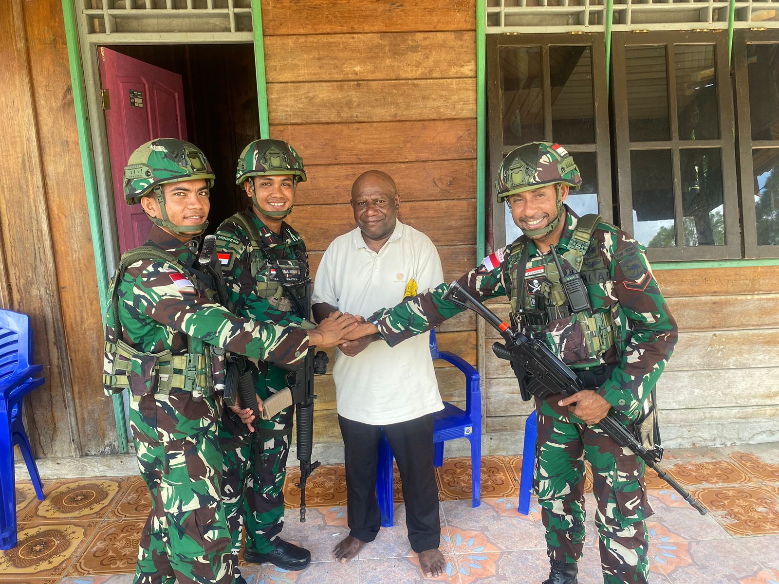 Satgas Pamtas RI-PNG kewilayahan Yonif 763/SBA Temui Kepala Distrik Kumurkek, Sampaikan Misi Pengabdian dan Disambut Positif