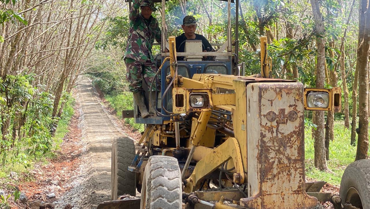 Dua Alat Berat Dikerahkan Satgas TMMD Kodim 1009 Tanah Laut