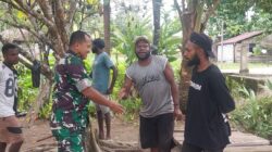 Dansatgas TMMD Bercengkrama Dengan Warga di Lokasi TMMD, Jalin Keakraban dan Tingkatkan Semangat Gotong Royong