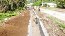 Warga Desa Balisoang Antusias Bekerja Sama dengan Satgas TMMD Selesaikan Pembangunan Drainase
