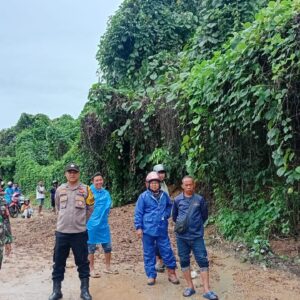 Sinergitas TNI Polri Amankan Jalan Poros Tenggarong Loa Janan Yang Terdampak Tanah Longsor Sinergitas TNI Polri Amankan Jalan Poros Tenggarong Loa Janan Yang Terdampak Tanah Longsor
