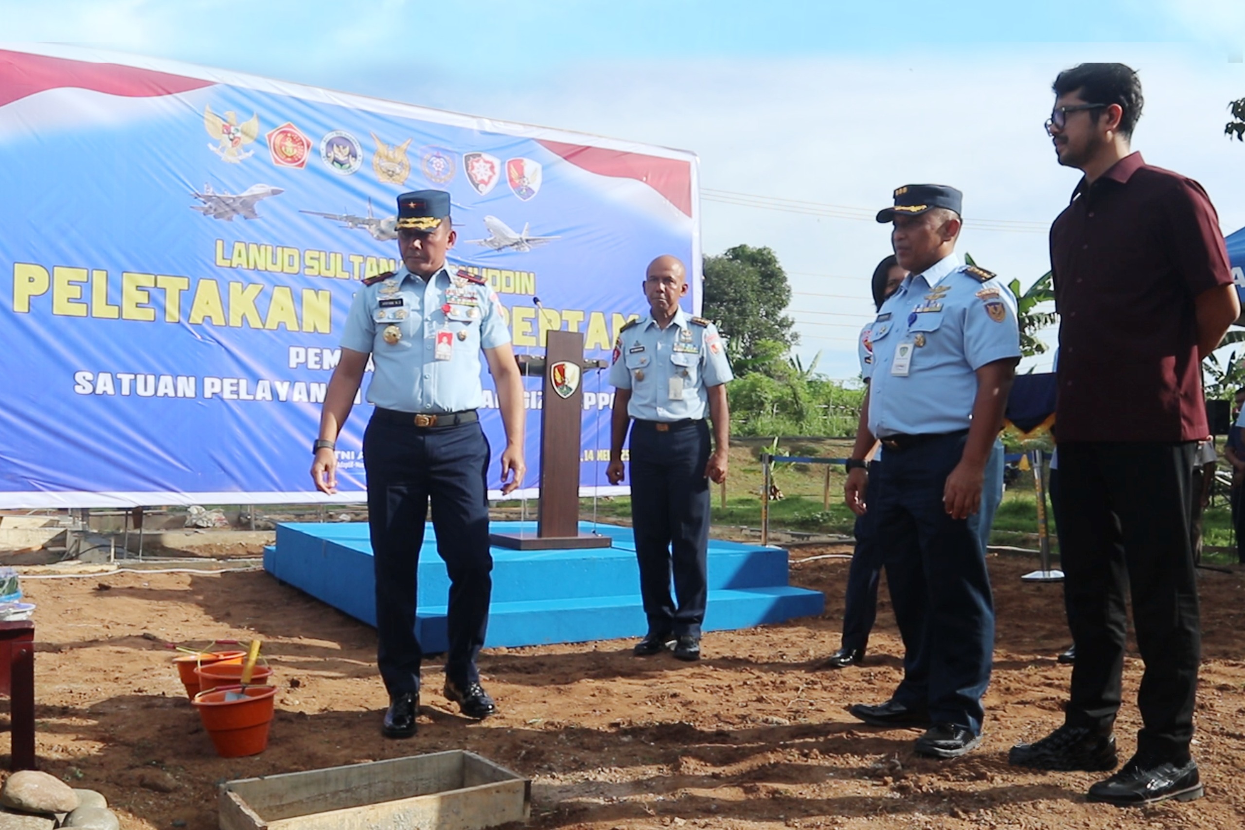 Danlanud Sultan Hasanuddin Melakukan Peletakan Batu Pertama Pembangunan Satuan Pelayanan Pemenuhan Gizi