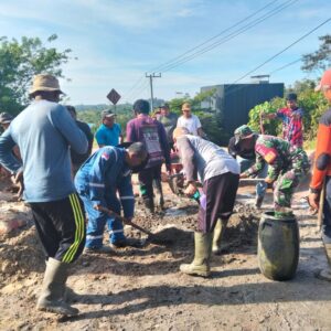 Babinsa Bersama Warga Kompak Lakukan Gotong Royong Babinsa Bersama Warga Kompak Lakukan Gotong Royong