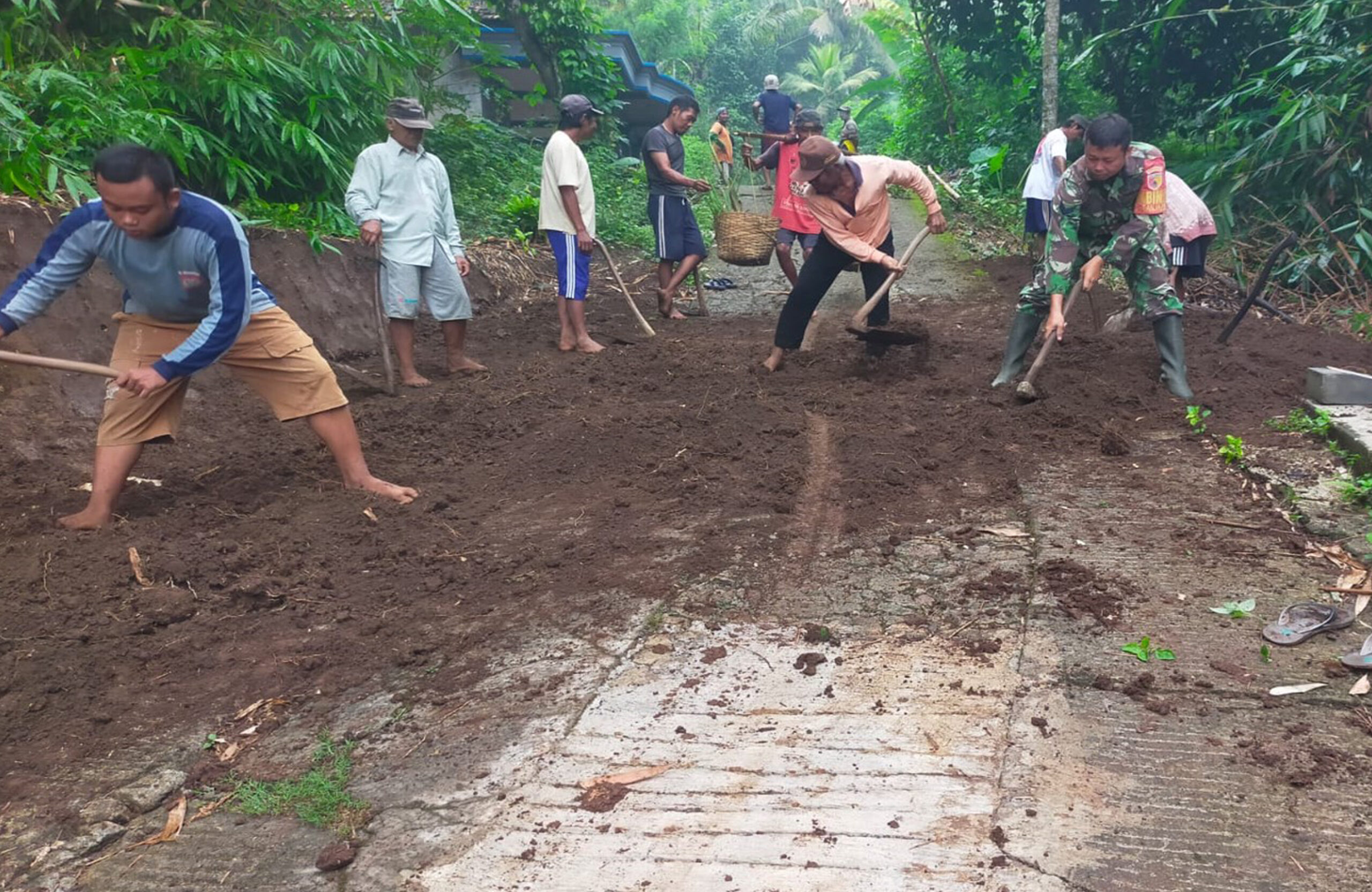 Minggu Bersih Babinsa Banjarsari Bersama Warga Gelar Kerja Bakti, Bersihkan Lingkungan Dan Akses Jalan Kampung