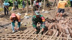 Babinsa Dan Warga Margomulyo Gotong Royong Pindahkan Rumah Ibu Sumini