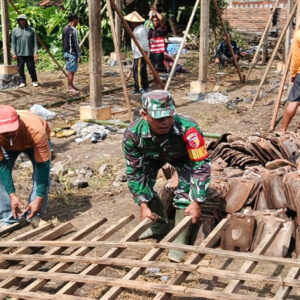 Babinsa Dan Warga Margomulyo Gotong Royong Pindahkan Rumah Ibu Sumini