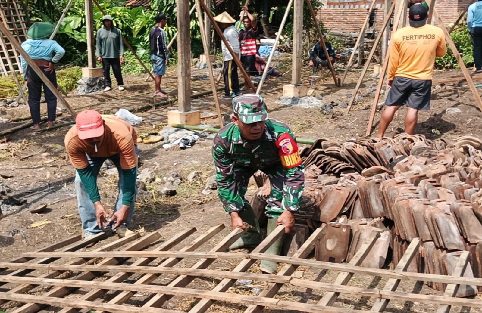 Babinsa Dan Warga Margomulyo Gotong Royong Pindahkan Rumah Ibu Sumini