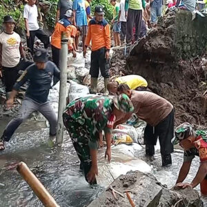 Poktan Tani Makmur Bersama Babinsa Bendo, Bahu Membahu Pasang Talud di Sumber Air Mbah Bendo