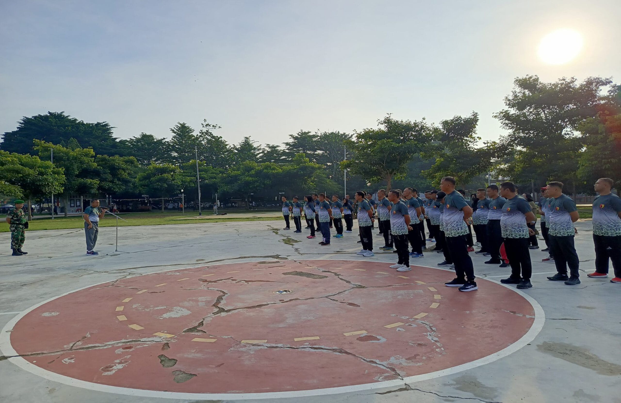 Upaya Menjaga Kebugaran Tubuh, Prajurit Dan ASN Kodim 0808/Blitar Laksanakan Olahraga Di Sport Center