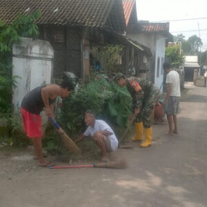 Babinsa Duren Bersama Warga Gelar Kerja Bakti, Wujudkan Lingkungan Bersih Dan Ciptakan Kerukunan Antar Warga
