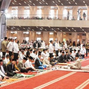 Panglima TNI Bersama Presiden RI Jalankan Salat Idul Adha di Masjid Istiqlal Panglima TNI Bersama Presiden RI Jalankan Salat Idul Adha di Masjid Istiqlal