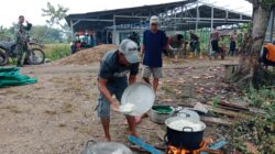 TNI HST dan Warga Kompak Siapkan Makan Siang di Lokasi TMMD