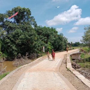 Jalan Baru TMMD Kodim 1002/HST Jadi Arena Bermain Anak-anak Jalan Baru TMMD Kodim 1002/HST Jadi Arena Bermain Anak-anak
