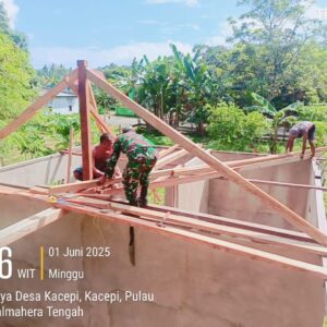 Wujudkan Kebersamaan, Babinsa Koramil 1512-03/Pulau Gebe Karya Bakti Bersama Warga Merenovasi Kantor Desa Wujudkan Kebersamaan, Babinsa Koramil 1512-03/Pulau Gebe Karya Bakti Bersama Warga Merenovasi Kantor Desa