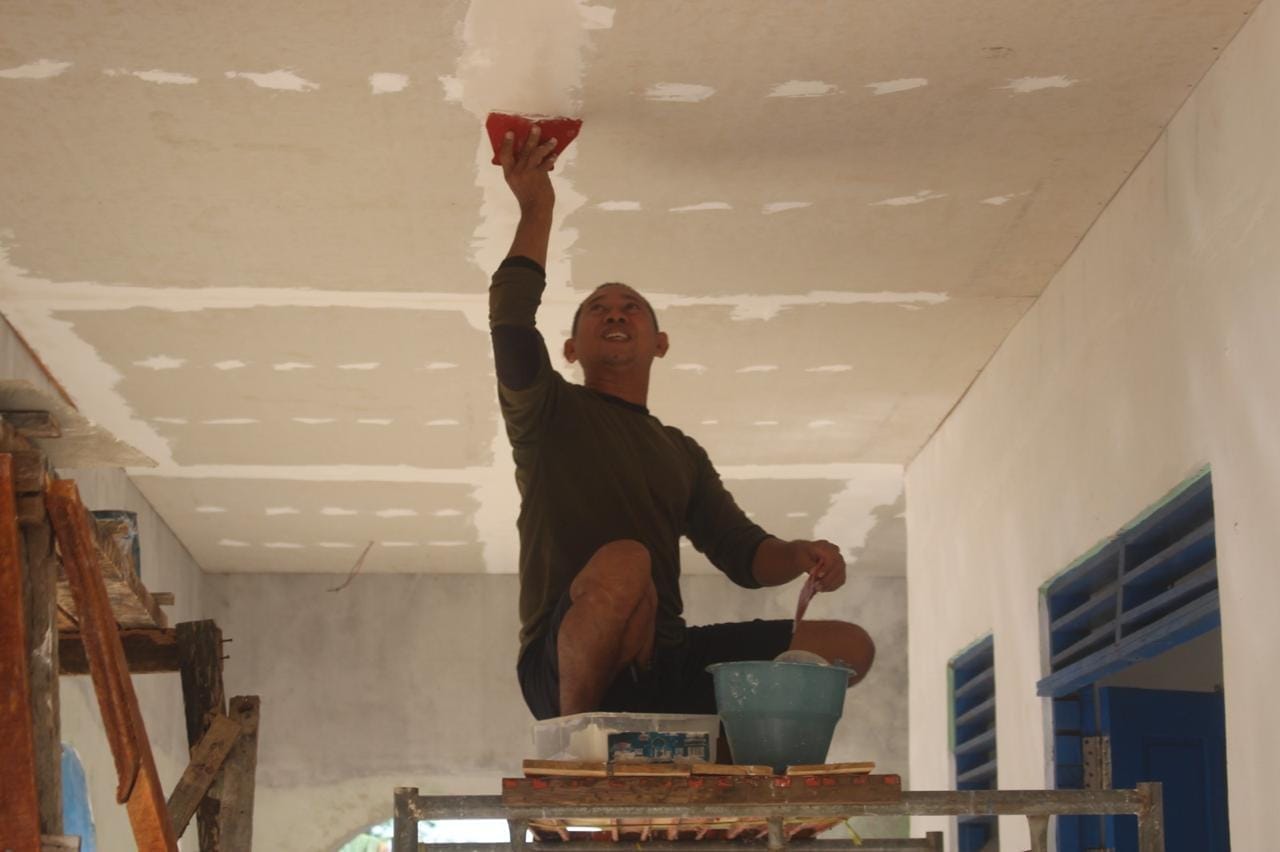 Tak Hanya Jago Perang, TNI di TMMD Tanah Laut Jago Tukang