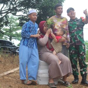 Pak Cahyo dan Keluarga Bahagia, Rumah Tak Layak Huni Hampir Selesai Direhabilitasi Satgas TMMD Kodim 1009/Tanah Laut Pak Cahyo dan Keluarga Bahagia, Rumah Tak Layak Huni Hampir Selesai Direhabilitasi Satgas TMMD Kodim 1009/Tanah Laut