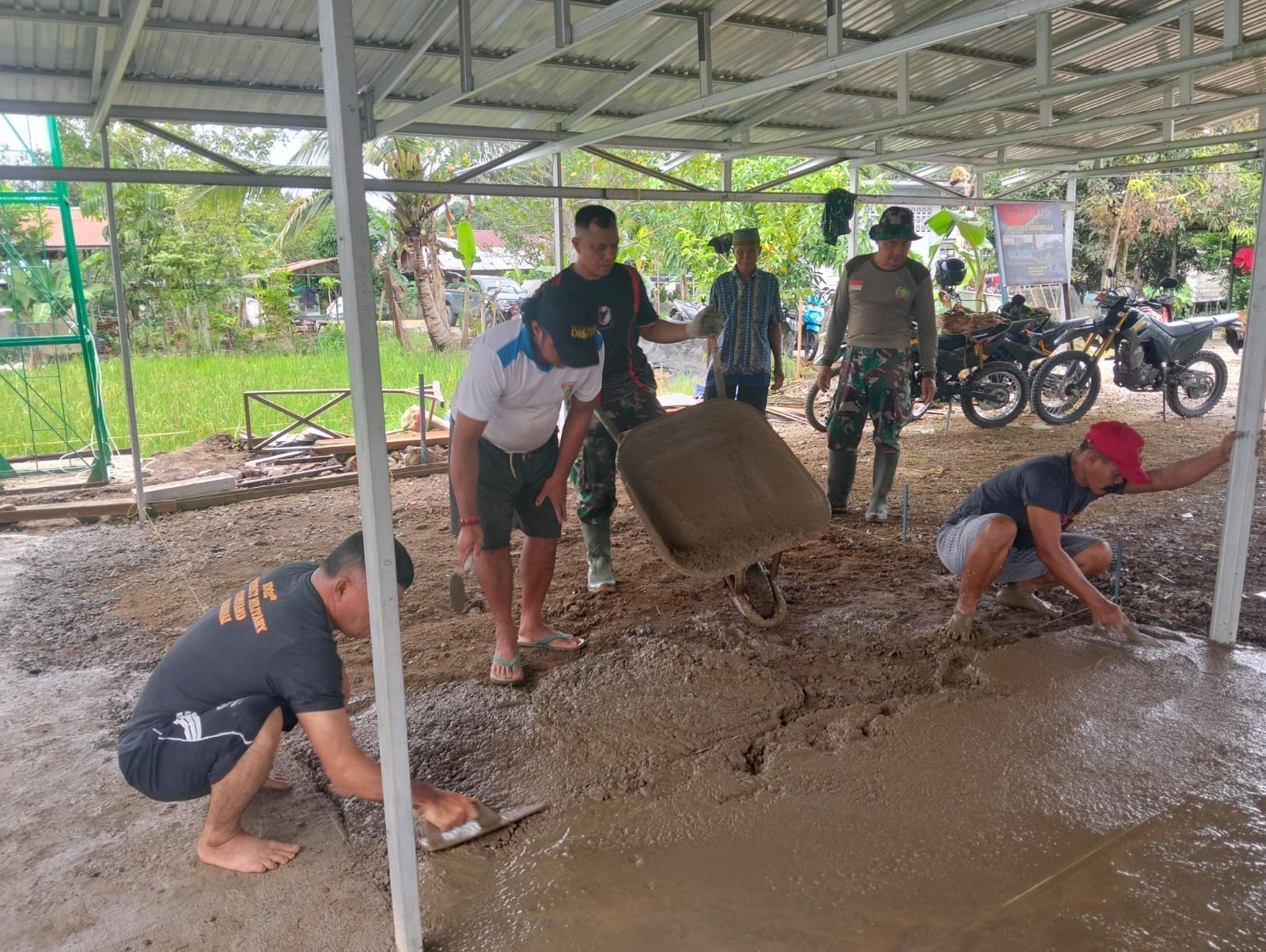 Satgas TMMD Kodim 1002 HST dan Warga Cor Teras Langgar Darussalam Satgas TMMD Kodim 1002 HST dan Warga Cor Teras Langgar Darussalam