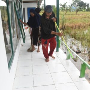 Warga Gotong Royong Bersihkan Langgar Usai TMMD di Haruyan HST Warga Gotong Royong Bersihkan Langgar Usai TMMD di Haruyan HST
