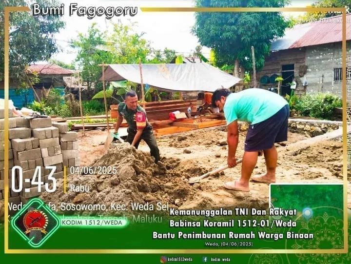 Koptu Nehemia Soleman Bothmir, Babinsa Koramil 1512-01/Weda Bantu Timbun Pondasi Rumah Warga