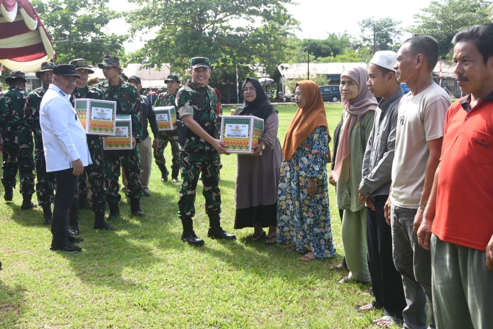 Danrem 101 dan Bupati HST Bagikan 50 Sembako untuk Warga Haruyan
