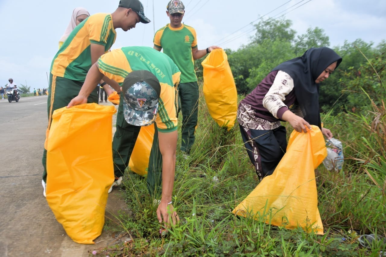 Peduli Lingkungan, Satgas Pamtas Yonarmed 11 Kostrad Beraksi Membersihkan Sampah di Perbatasan