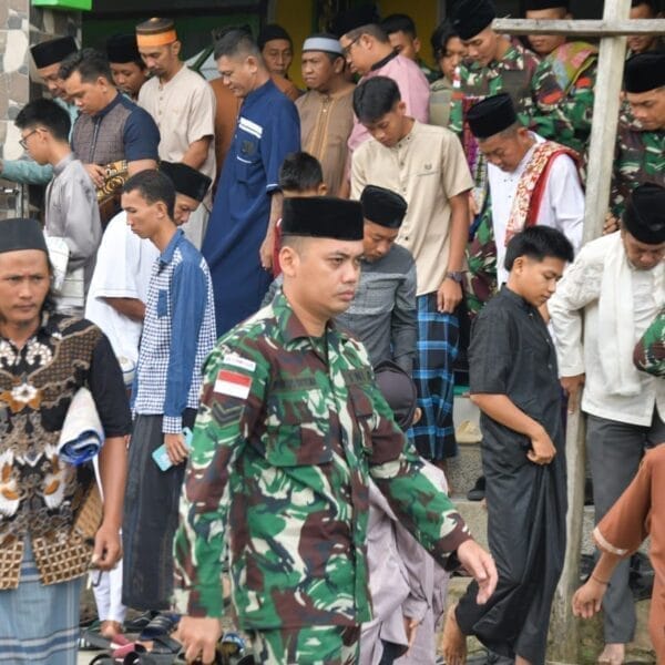 Kebersamaan Satgas Pamtas Yonarmed 11 Kostrad dan Warga Warnai Idul Adha 1446 H di Perbatasan