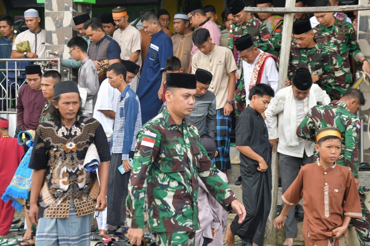 Kebersamaan Satgas Pamtas Yonarmed 11 Kostrad dan Warga Warnai Idul Adha 1446 H di Perbatasan