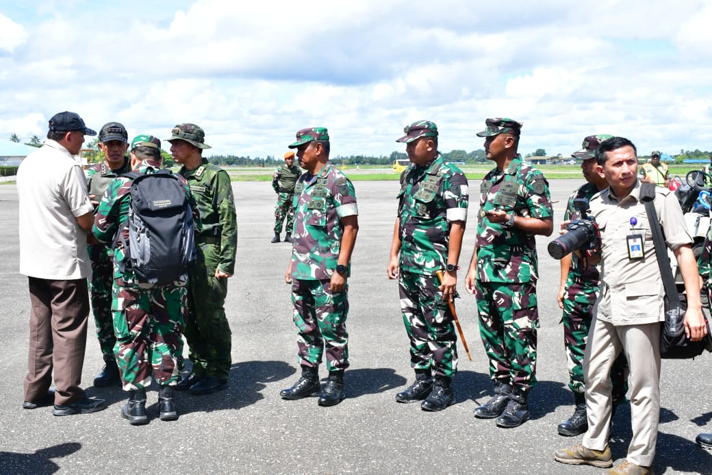 Dandim 1710/Mimika Sambut Kedatangan Menteri Pertahanan dan Menteri Keuangan di Bandara Mozes Kilangin