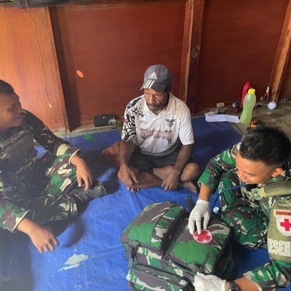 Satgas Yonif 521/DY Berikan Sosialisasi dan Layanan Kesehatan Bagi Warga Distrik Benawa.