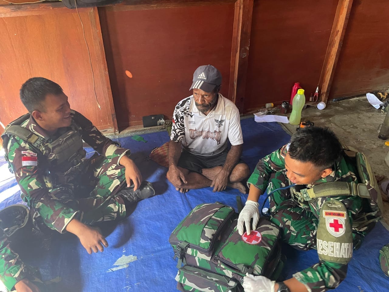 Satgas Yonif 521/DY Berikan Sosialisasi dan Layanan Kesehatan Bagi Warga Distrik Benawa.
