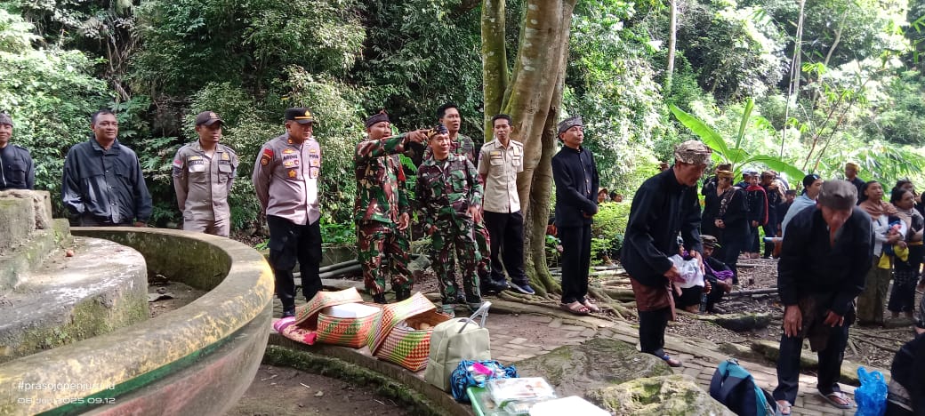 Polres Probolinggo Kawal Ritual Mendak Tirta Jelang Yadnya Kasada 2025