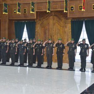 Gubernur Akademi Militer Pimpin Sertijab dan Tradisi Warga Baru Akmil Gubernur Akademi Militer Pimpin Sertijab dan Tradisi Warga Baru Akmil