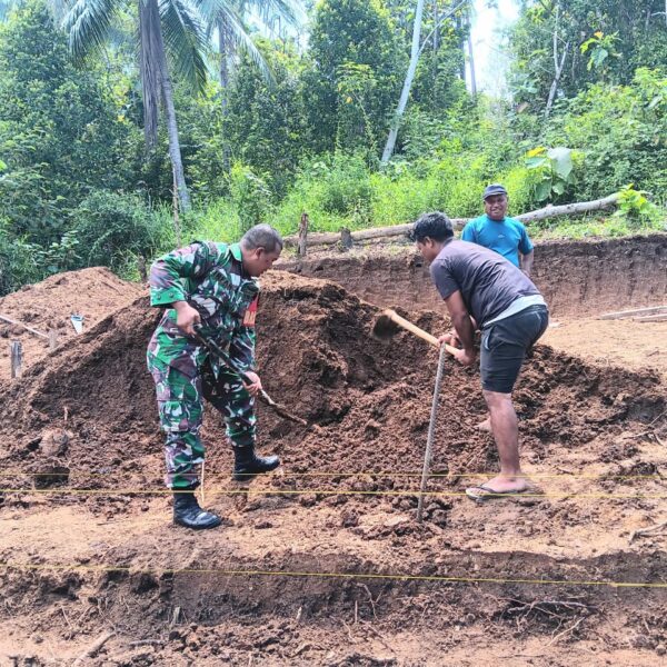 Semangat Gotong Royong, Babinsa Koramil 1505-01 Tidore Bantu Gali Fondasi Rumah Warga