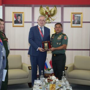 Perkuat Diplomasi Pertahanan, Kasad Gelar Pertemuan Strategis dengan Delegasi Negara Sahabat di Indo Defence 2025 Perkuat Diplomasi Pertahanan, Kasad Gelar Pertemuan Strategis dengan Delegasi Negara Sahabat di Indo Defence 2025