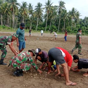 Gotong Royong TNI dan Rakyat, Lapangan Sepak Bola Toseho Disulap Jadi Lebih Hidup Gotong Royong TNI dan Rakyat, Lapangan Sepak Bola Toseho Disulap Jadi Lebih Hidup